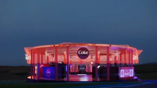 O espaço Coke Studio: A arena vista de longe, à noite