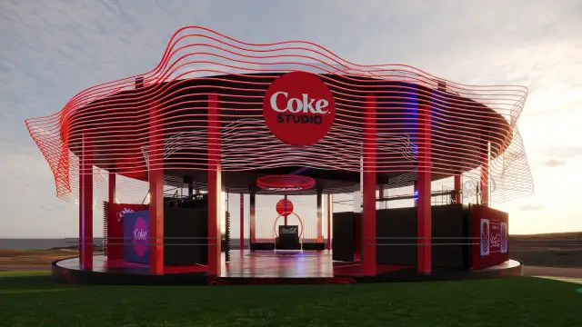 O espaço Coke Studio: Entrada principal sob o disco Coke Studio, ao entardecer