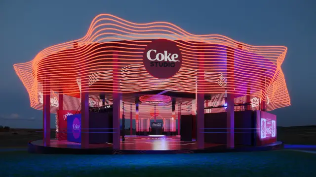 O espaço Coke Studio: Entrada principal sob o disco Coke Studio, à noite