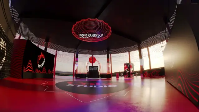 A pista circular, o anel de luz no teto e a cabine de DJ