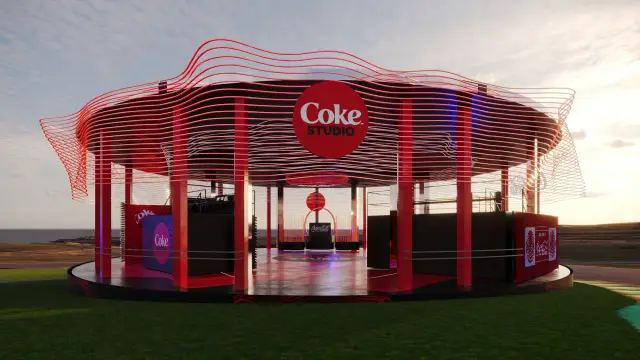 O espaço Coke Studio: Fachada em diagonal com as ondas de LED, ao entardecer