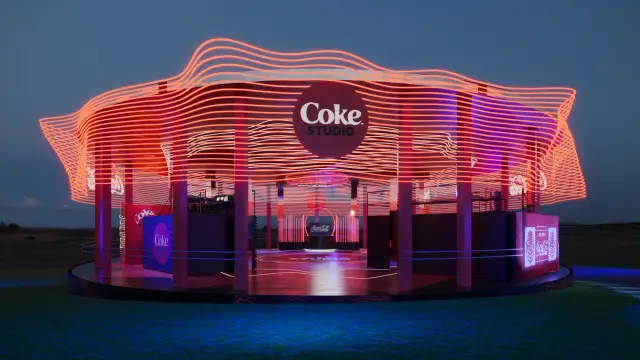 O espaço Coke Studio: Fachada em diagonal com as ondas de LED, à noite