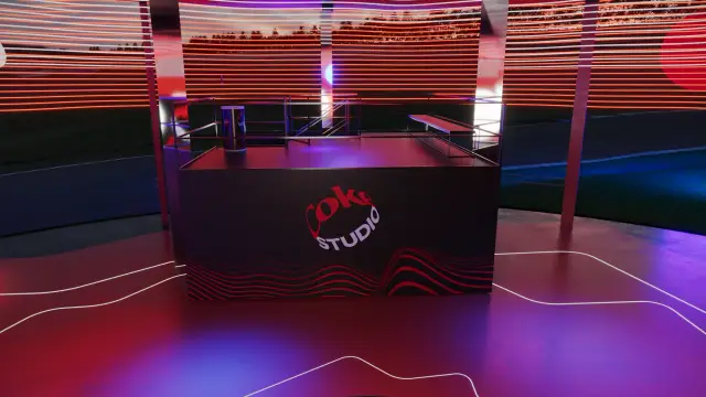 O espaço Coke Studio: Balcão Coke Studio com vista para o festival, à noite