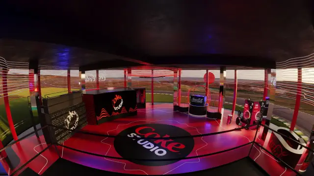 O espaço Coke Studio: Interior visto do alto, com a pista e as ativações em volta, ao entardecer