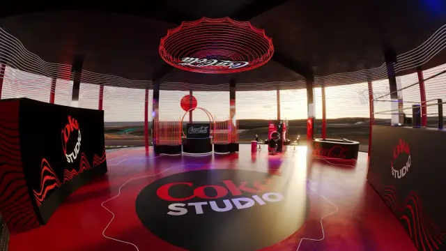 O espaço Coke Studio: Pista central com o logo Coke Studio e os telões, ao entardecer