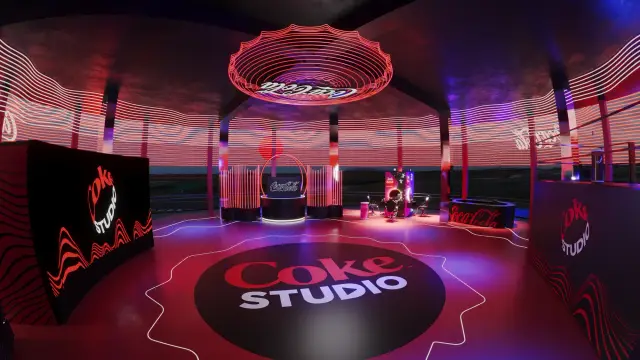 O espaço Coke Studio: Pista central com o logo Coke Studio e os telões, à noite