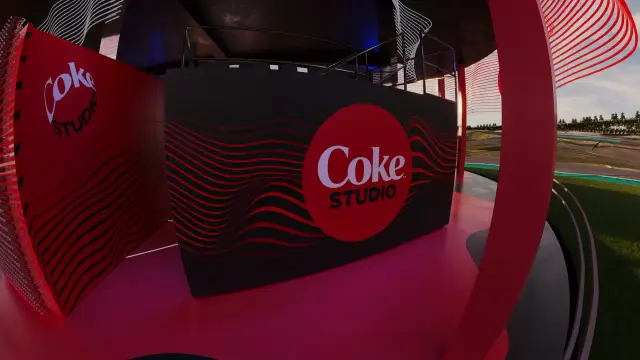 O espaço Coke Studio: Painel curvo Coke Studio junto ao guarda-corpo, ao entardecer
