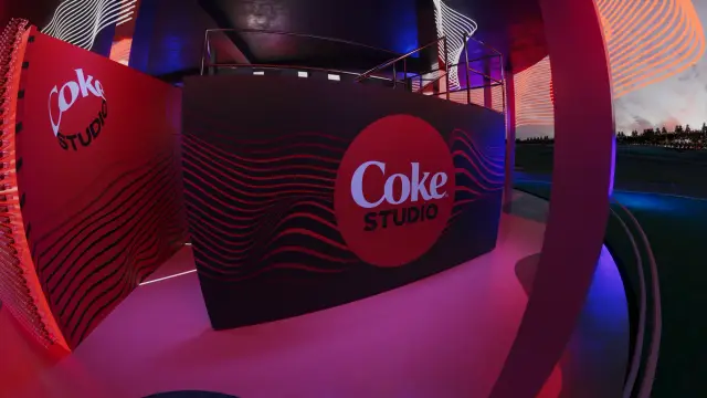 O espaço Coke Studio: Painel curvo Coke Studio junto ao guarda-corpo, à noite