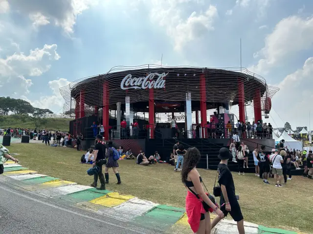 O Coke Studio de dia, visto de longe