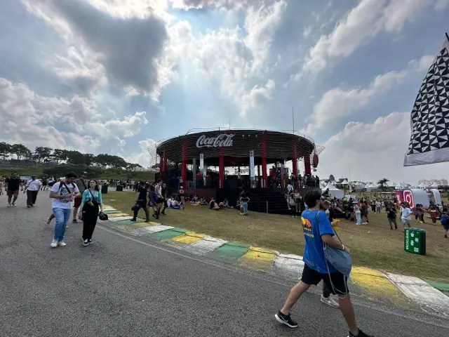 A fachada de dia, com o letreiro Coca-Cola no topo