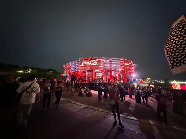 O Coke Studio aceso ao anoitecer