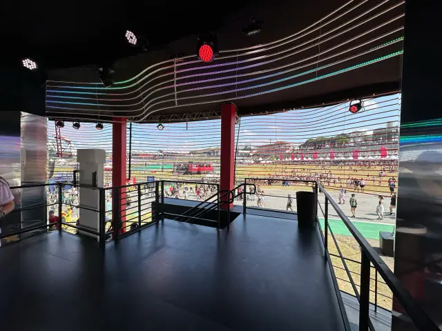 O mezanino com vista para o festival pelas lâminas da fachada