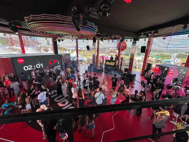 A pista vista do mezanino, com a contagem regressiva no telão