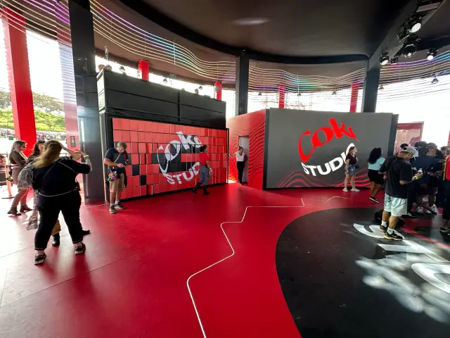 O cenário de fotos com as paredes vermelhas Coke Studio