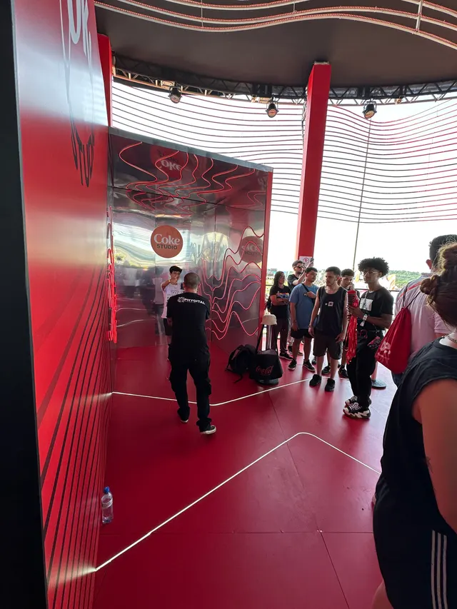 A cabine espelhada do Coke Photo & Video Studio, com as linhas vermelhas