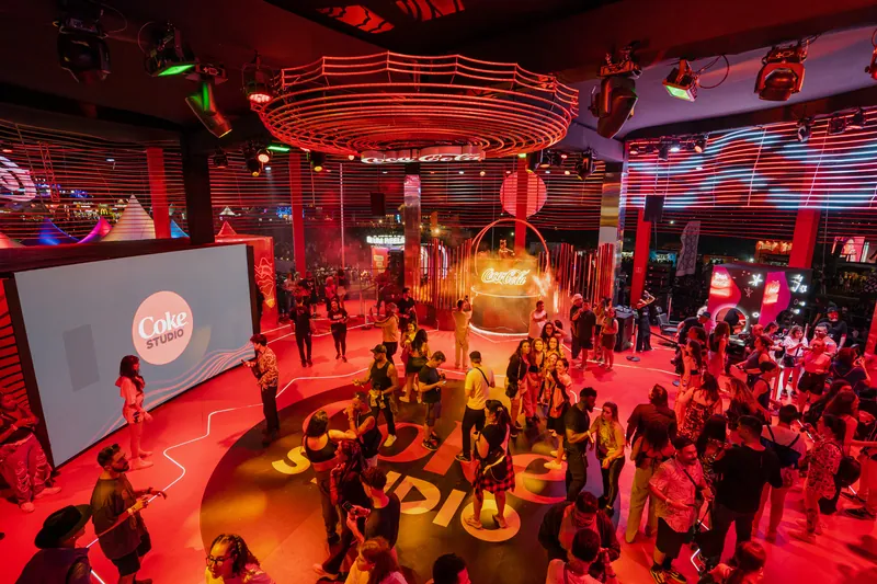 A pista vista do alto, com o logo Coke Studio no piso e o anel de luz no teto