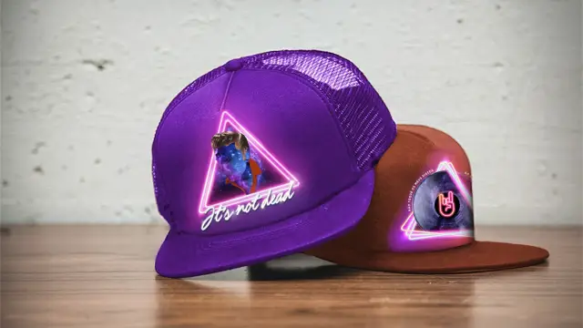 Bonés com as teorias em neon