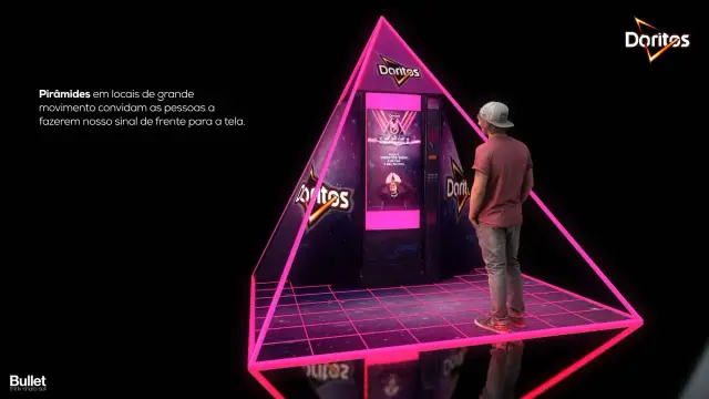 Portal-pirâmide de neon no metrô