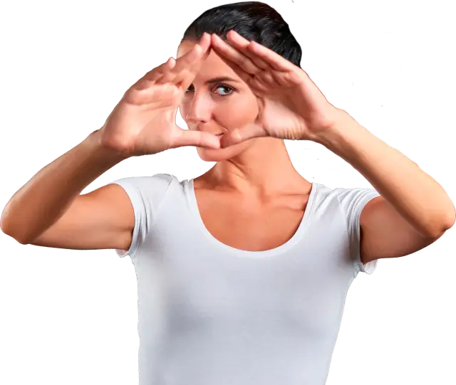 Mulher fazendo o sinal do triângulo com as mãos