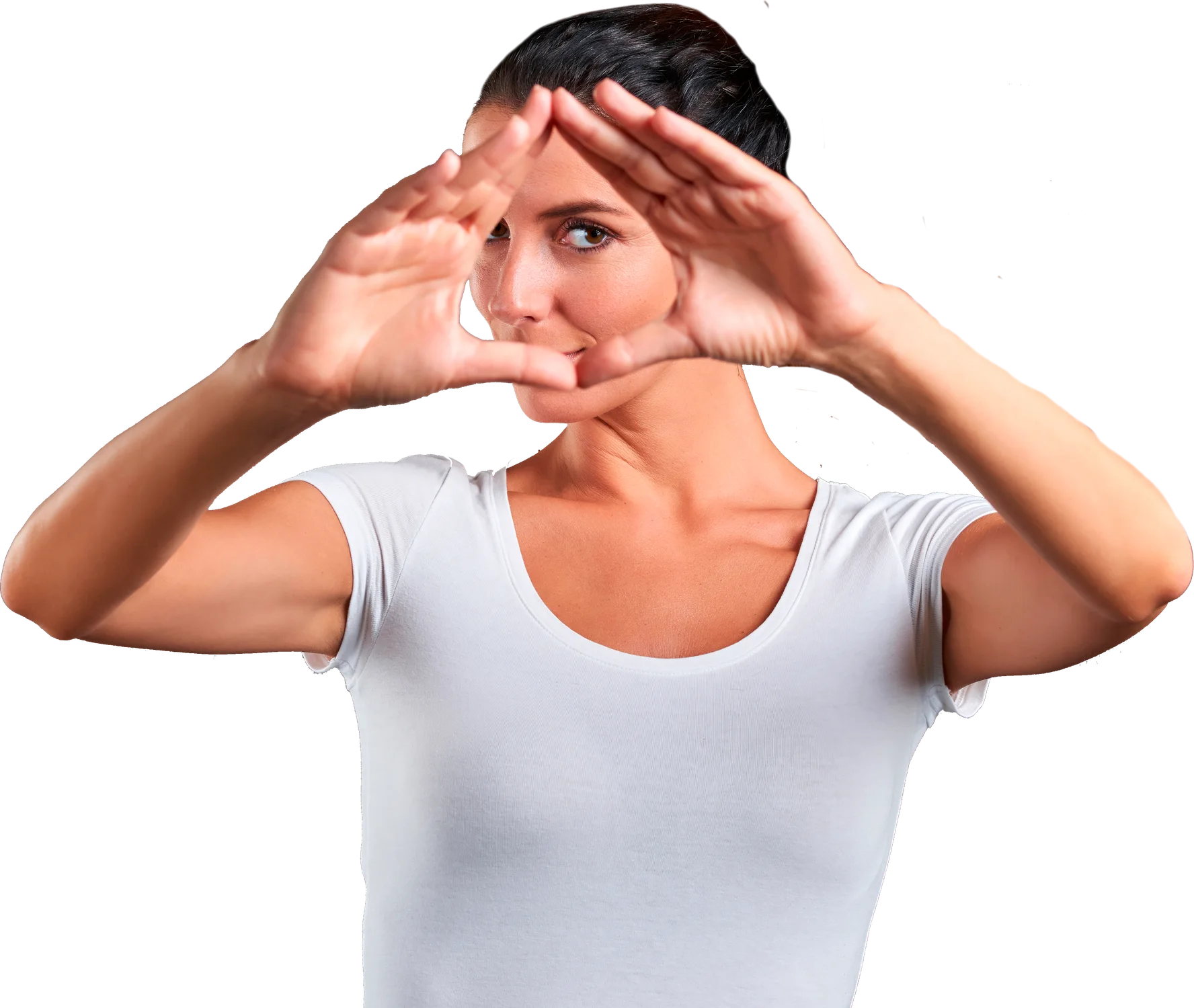 Mulher fazendo o sinal do triângulo com as mãos