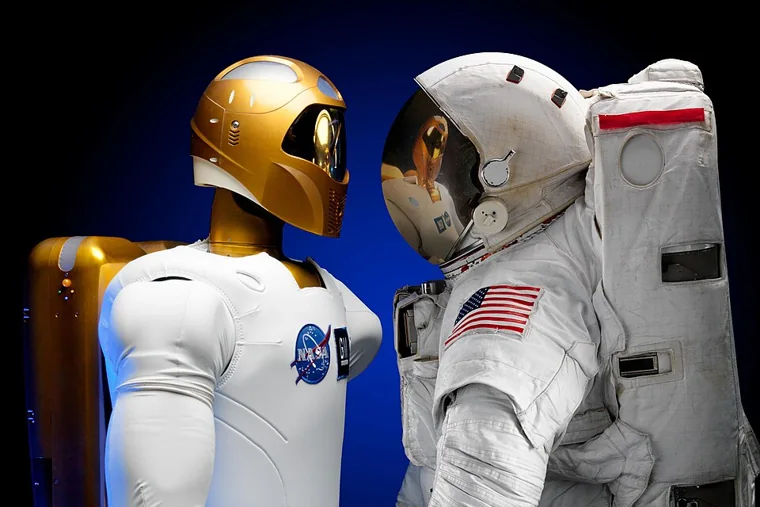 Robô humanoide e astronauta