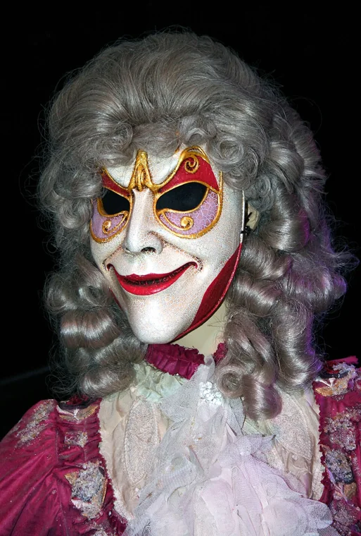 Figura mecânica mascarada