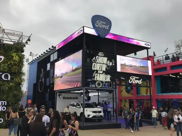 O Ford Garage em uso, com público circulando na frente do espaço