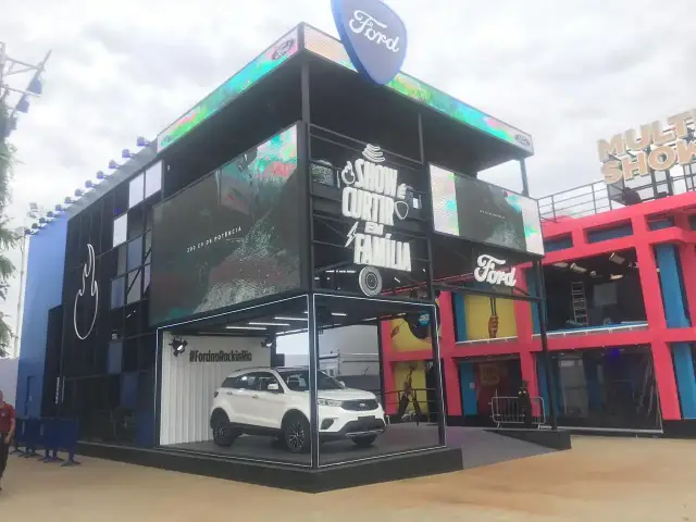 A fachada do Ford Garage na Cidade do Rock, com os dois andares e o Territory na vitrine