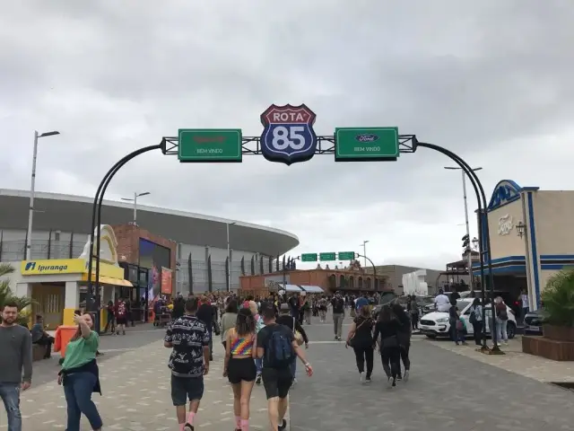 O pórtico de entrada da Rota 85, com a placa rodoviária e a logo Ford