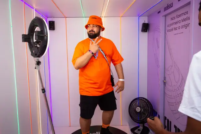 Visitante gravando no Insta 360, com ring light