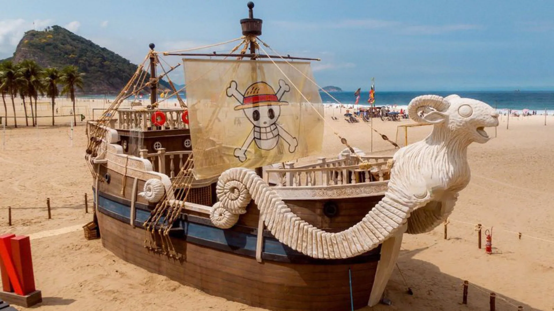 A réplica do navio na areia de Copacabana