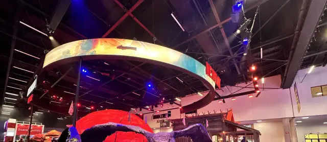 O anel de LED suspenso visto de longe, sobre o domo e a vila