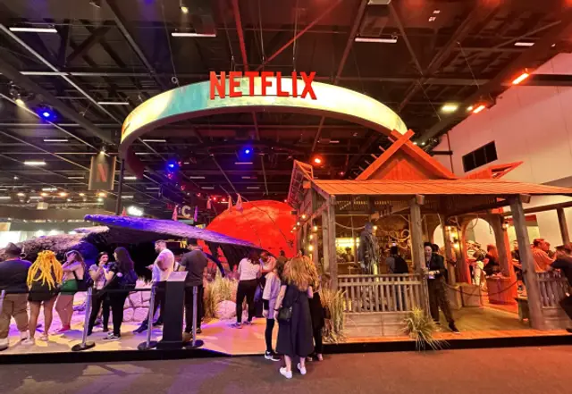 O anel de LED com o letreiro NETFLIX e a construção de madeira do bar