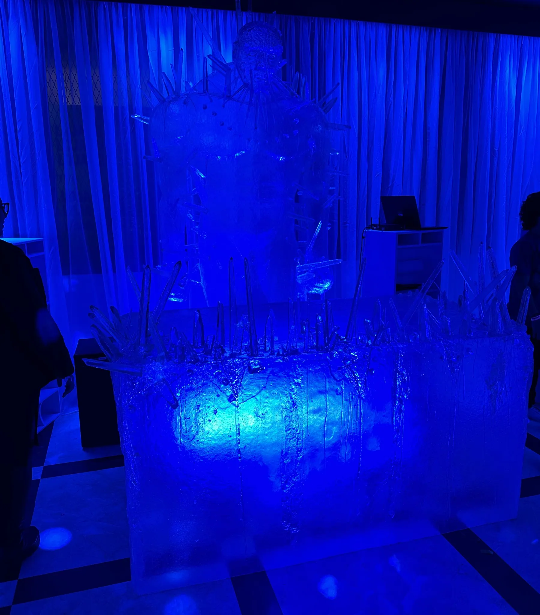 Salão de baile em luz azul, com escultura de gelo