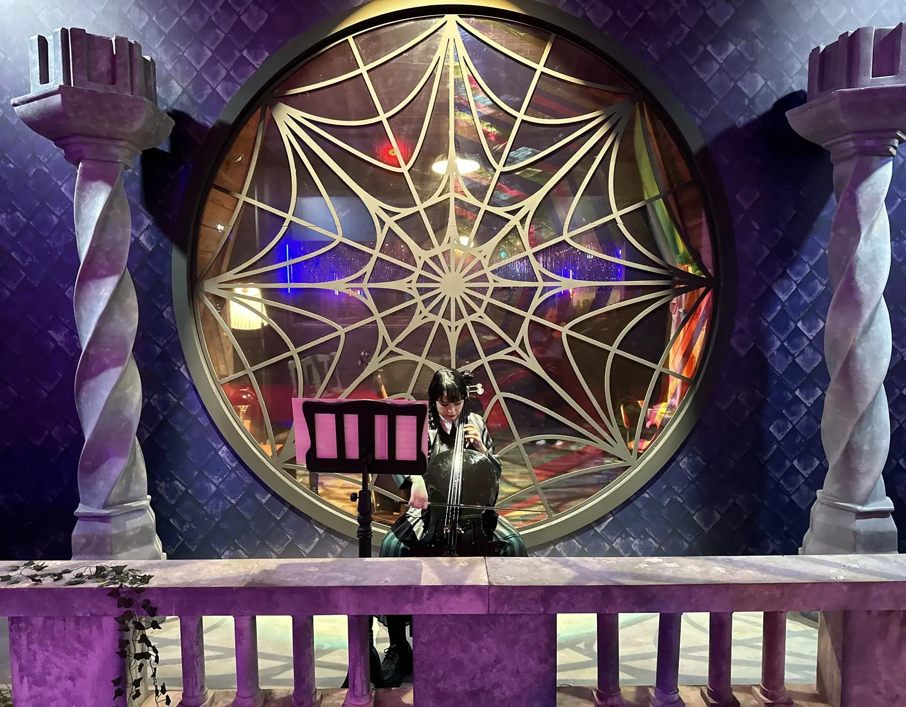 Varanda com vitral e violoncelo ao vivo