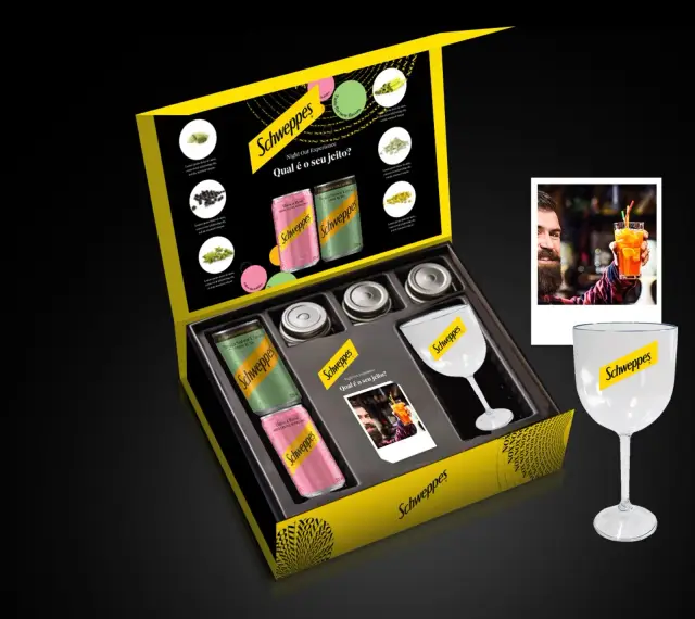 O kit de saída aberto: tônicas, especiarias, copo e a polaroid da noite