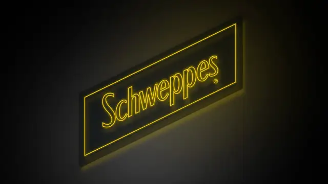 O letreiro neon Schweppes do balcão