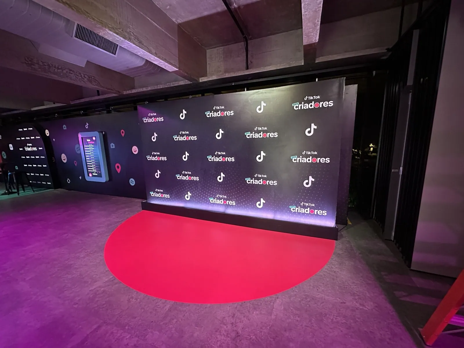 Backdrop de imprensa com a marca TikTok para Criadores