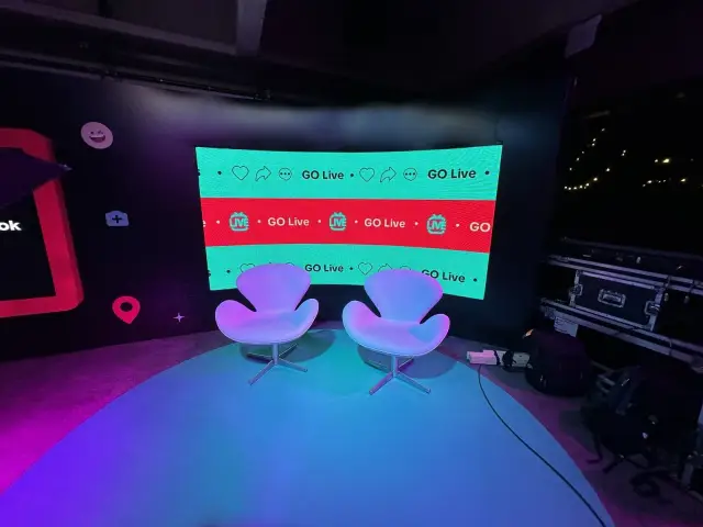 Área GO Live, com parede de LED, poltronas e câmeras