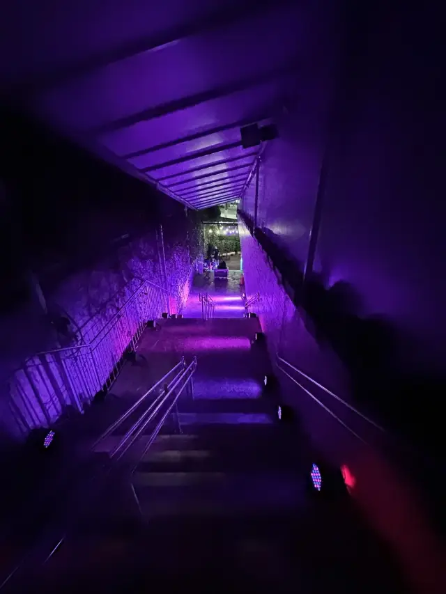 Escada e concreto aparente do espaço