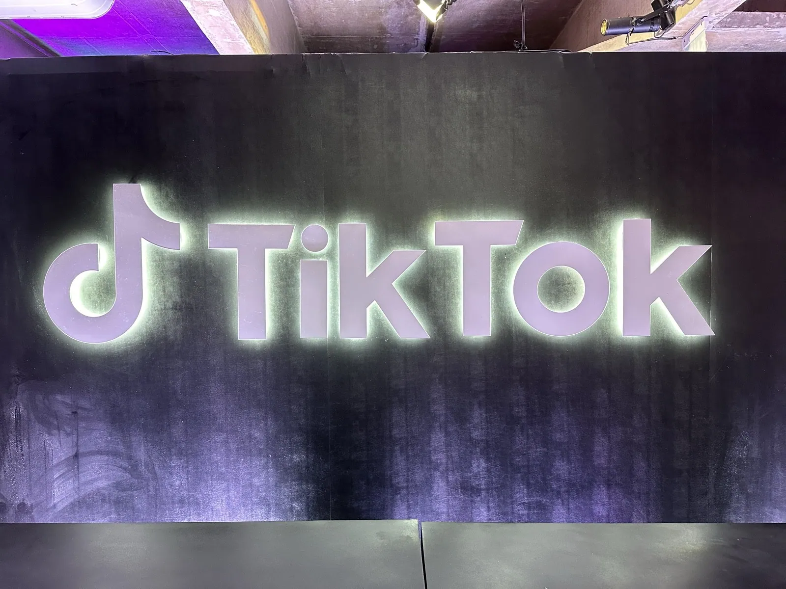 Letreiro de neon do TikTok