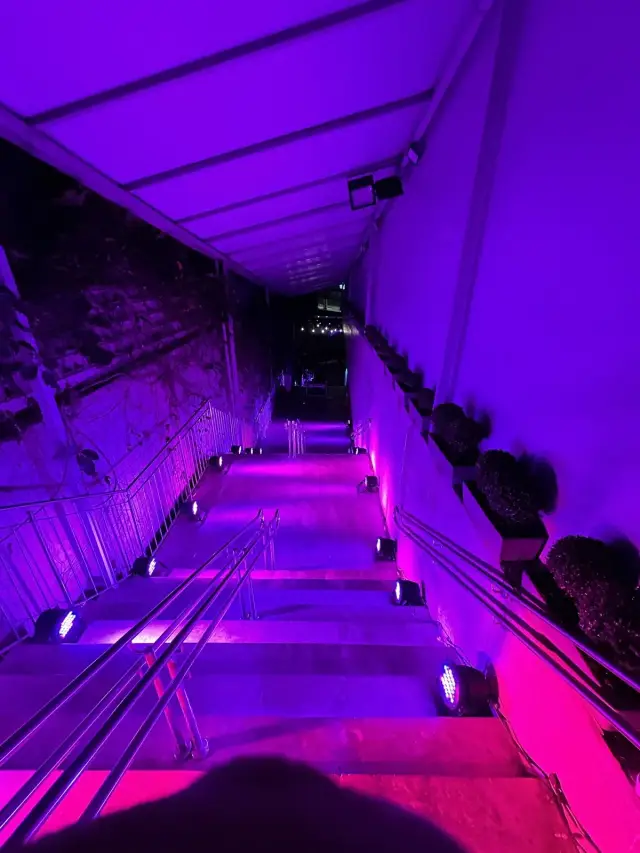 A escada do UM Rooftop à noite