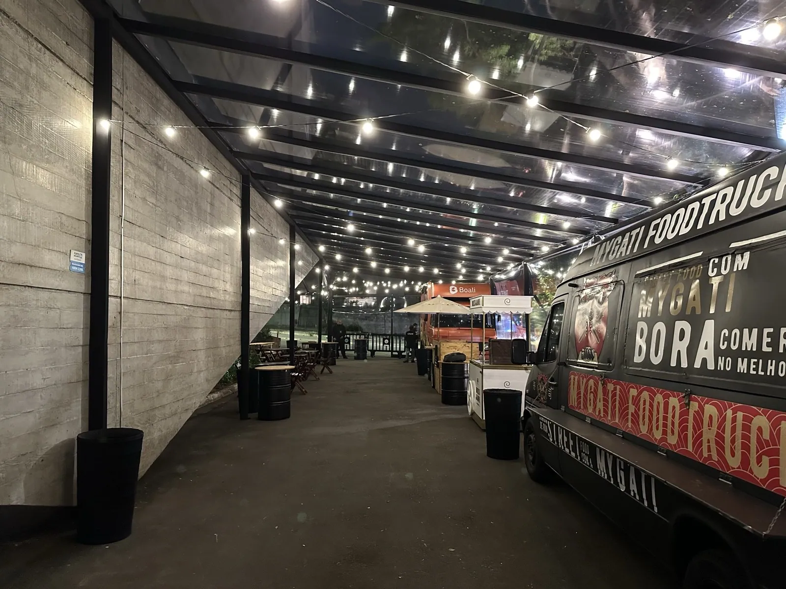 Food trucks sob a marquise de concreto, à noite