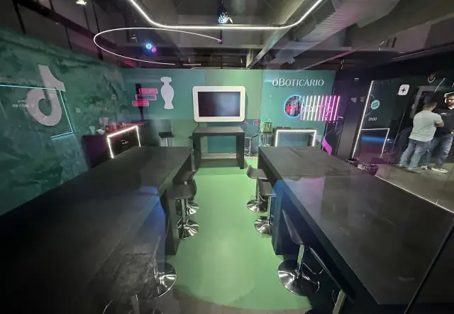 Sala Criativa, em caixa de vidro