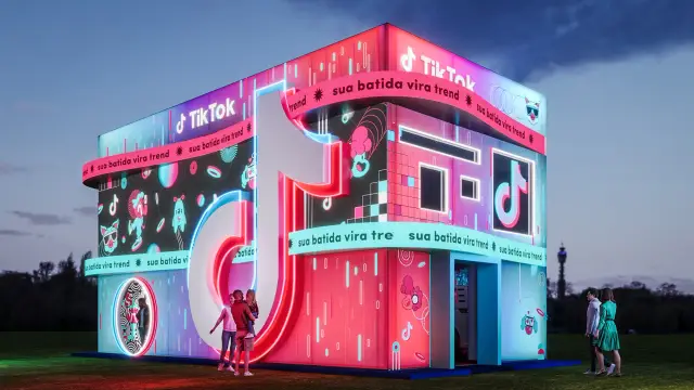 TikTokTown: a quina frontal direita da fachada, com o logo em volume e a porta lateral