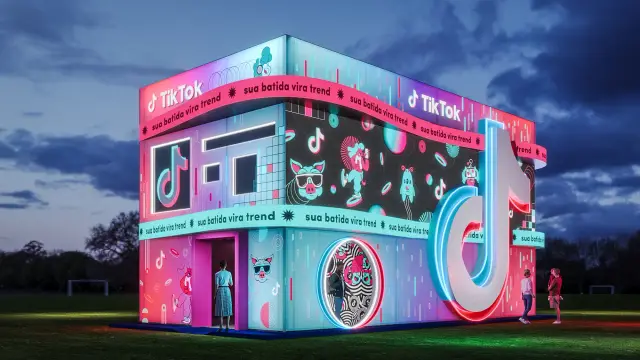TikTokTown: a quina frontal esquerda da fachada ao anoitecer, com o logo em volume