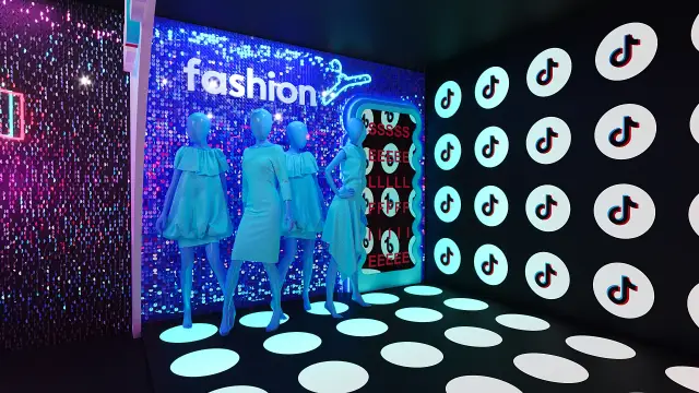 TikTokTown: Fashion Closet, com os manequins na parede de paetê