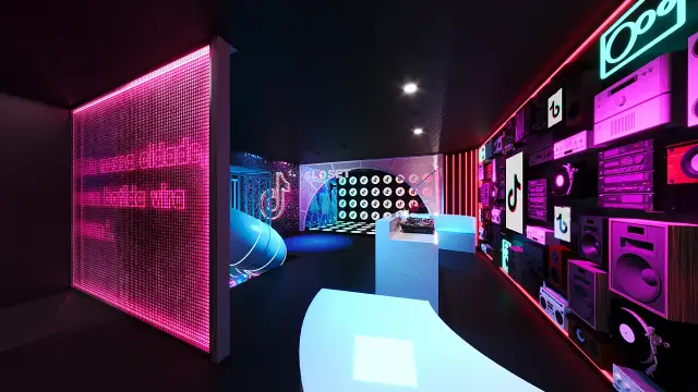 TikTokTown: o painel de LED com a assinatura e o The DJ Creativity Hub ao fundo