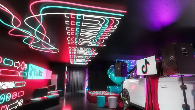 TikTokTown: The Party Kombi com a cabine de DJ e o teto de neon