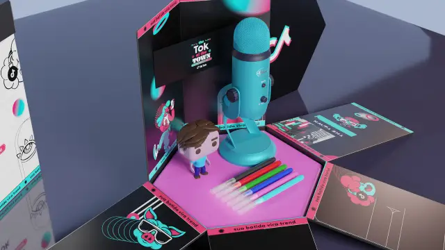 Welcome kit do The Town Squad aberto: microfone, boneco de vinil e canetinhas